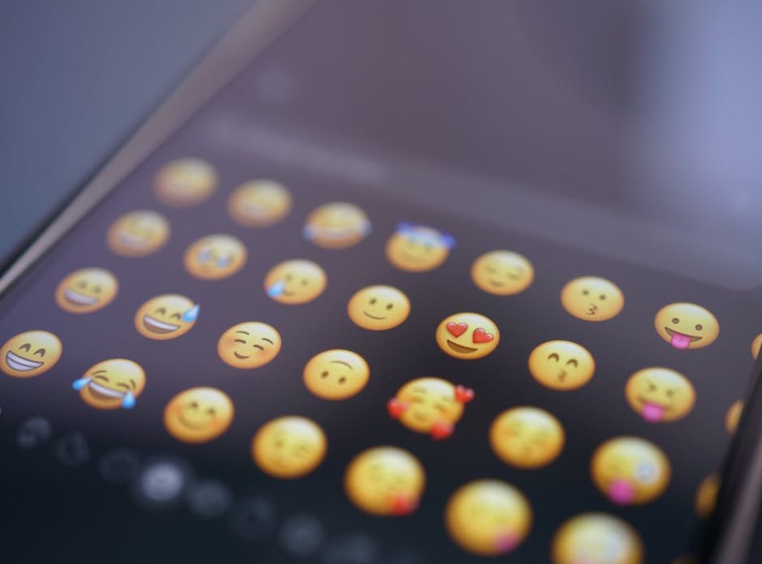 Using Emojis and Symbols to Express Condolences in Chats